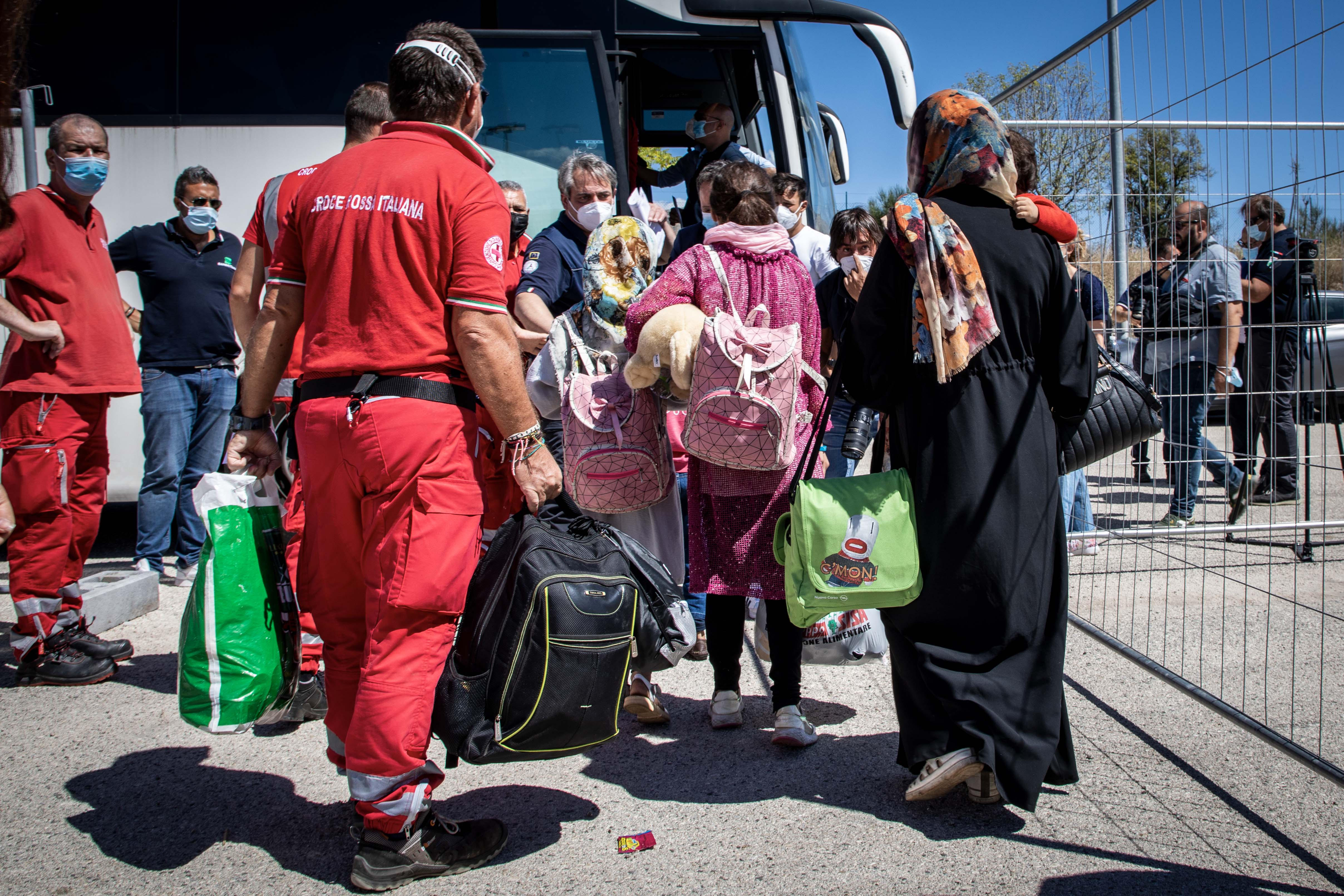 Afghanistan, trasferiti i rifugiati dall’hub della Cri di Avezzano