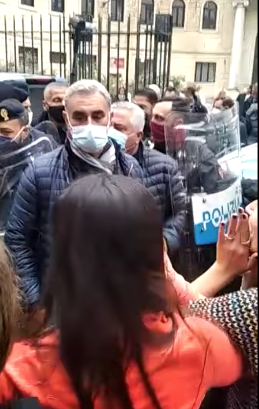 Cariche della polizia su adolescenti al liceo Ripetta