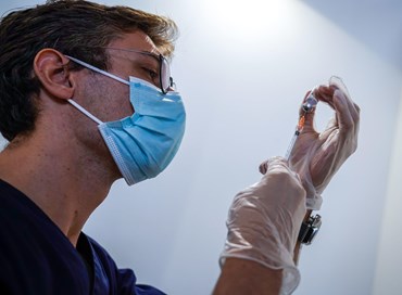 Vaccino: verso la terza dose per tutti a gennaio
