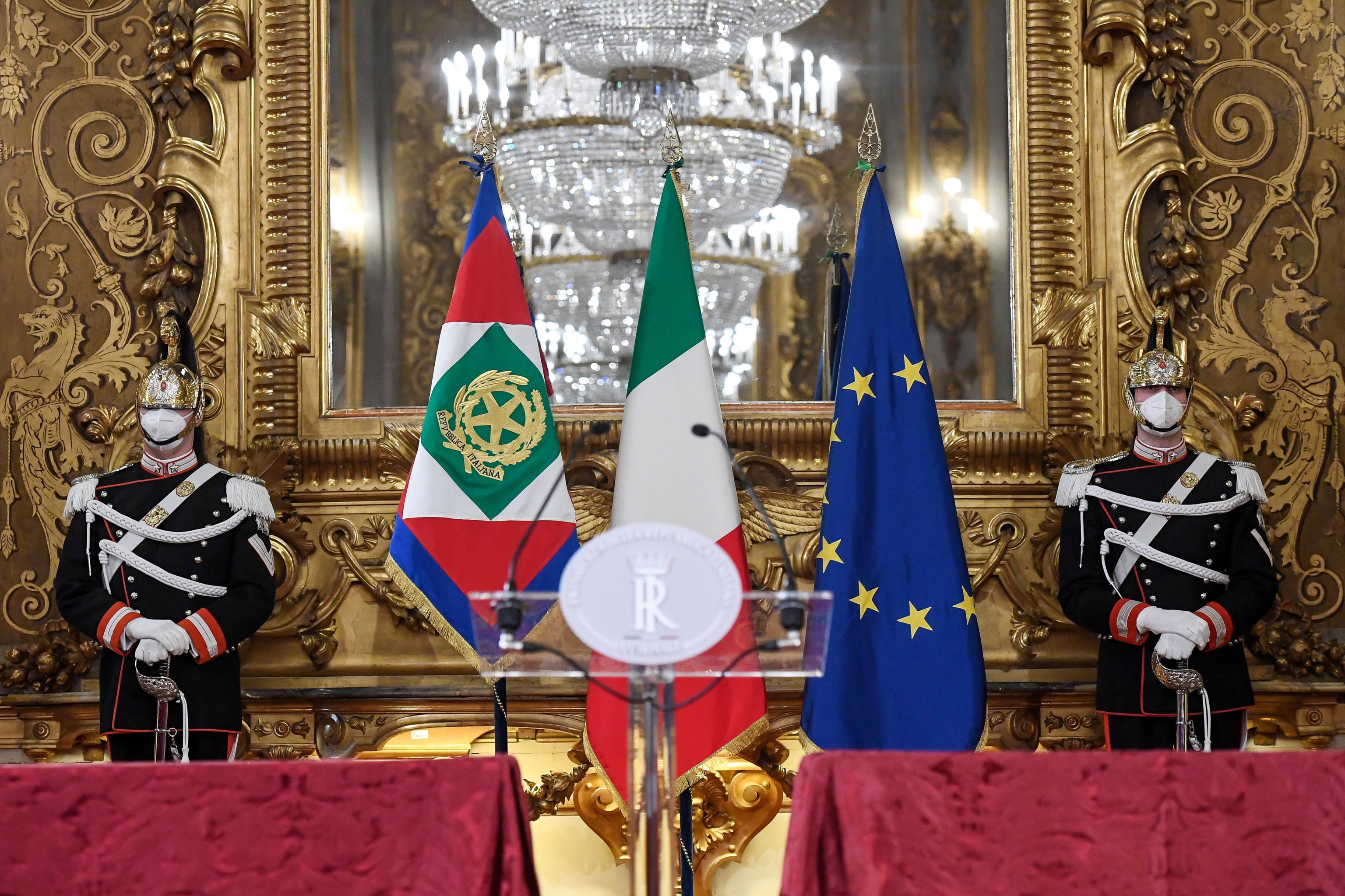 Quirinale, i partiti tengono le carte coperte