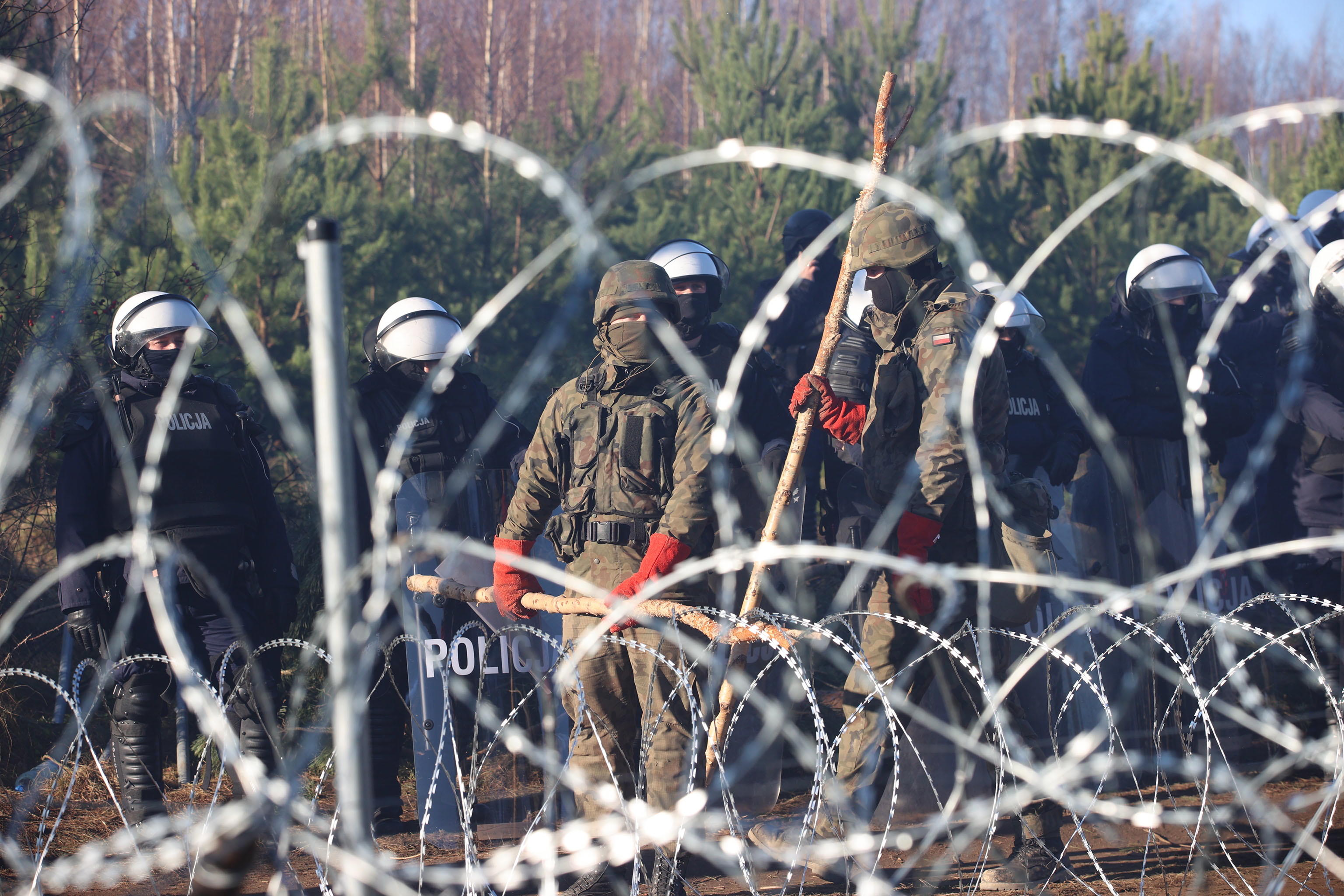 Migranti, sfondata recinzione al confine tra Polonia e Bielorussia