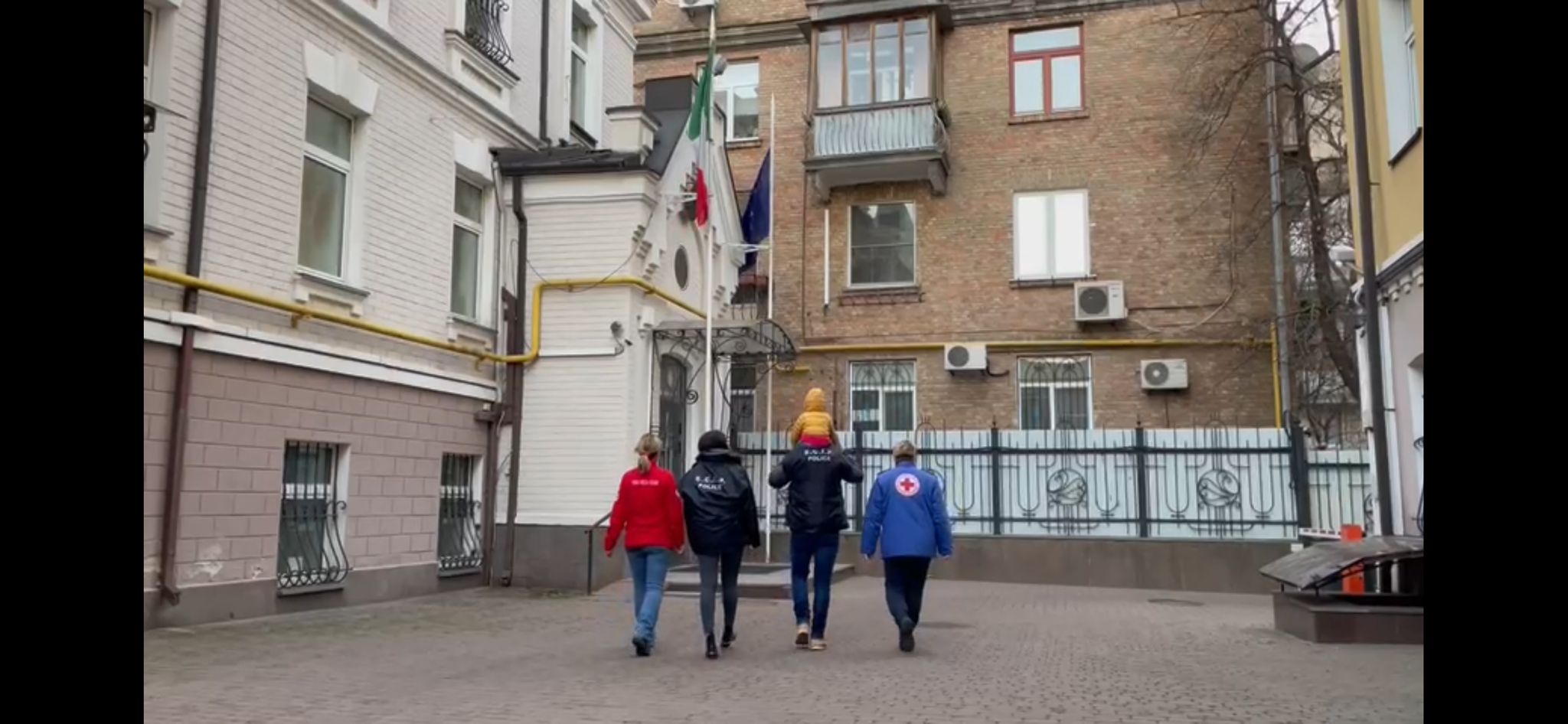 Polizia e Cri riportano in Italia bimba abbandonata in Ucraina