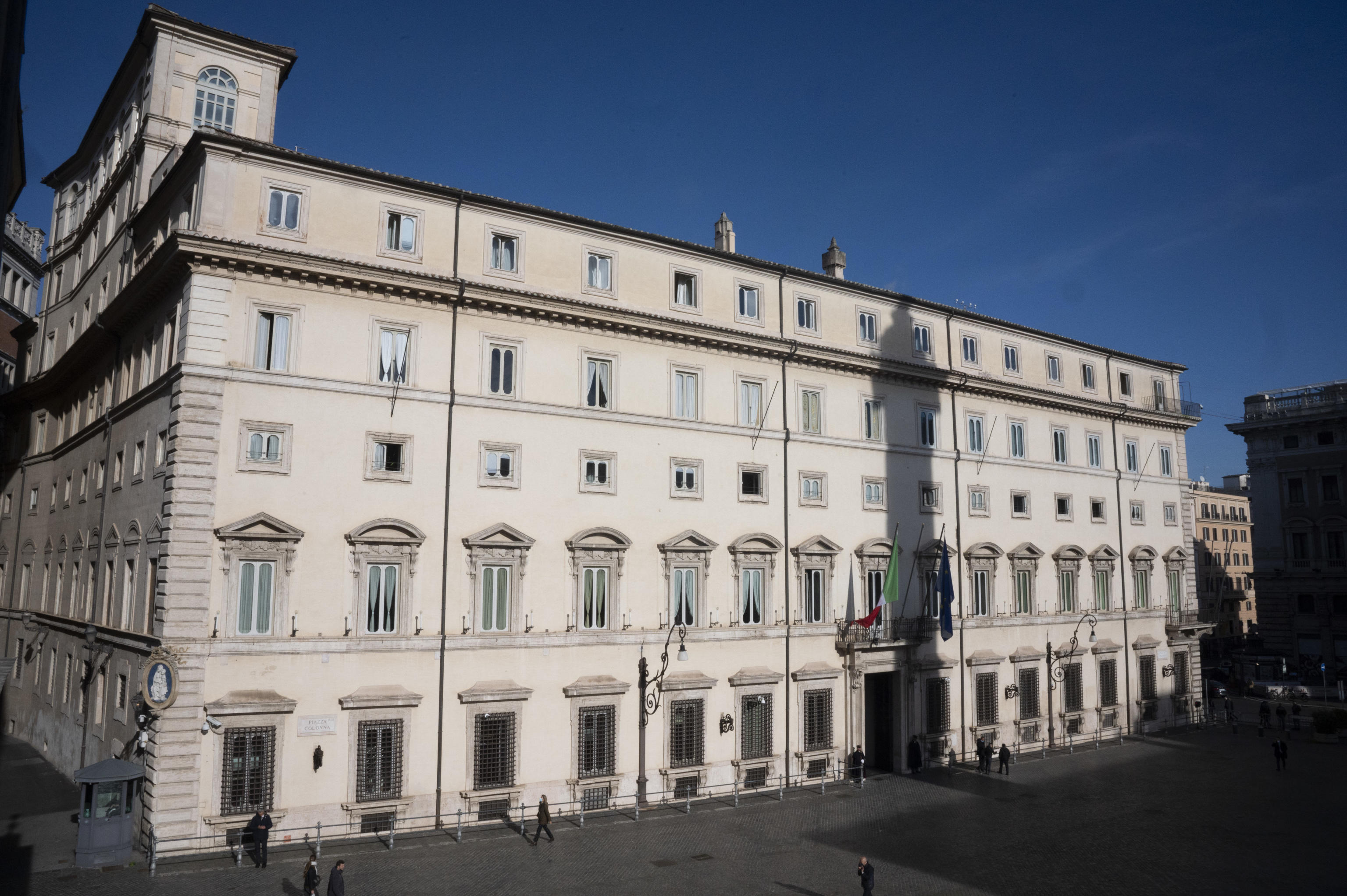 Omicron, la stretta del Governo