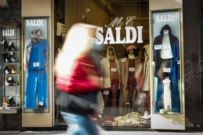 Saldi: al via offerte e polemiche 