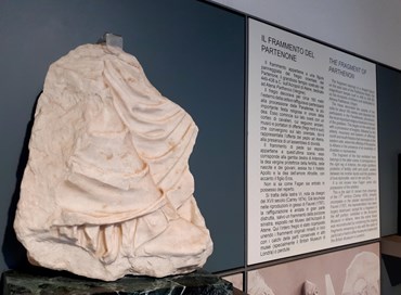 Un frammento del fregio del Partenone dalla Sicilia in Grecia