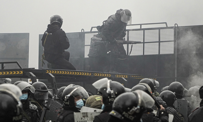 Kazakistan, proteste e spari “senza avvertimento”