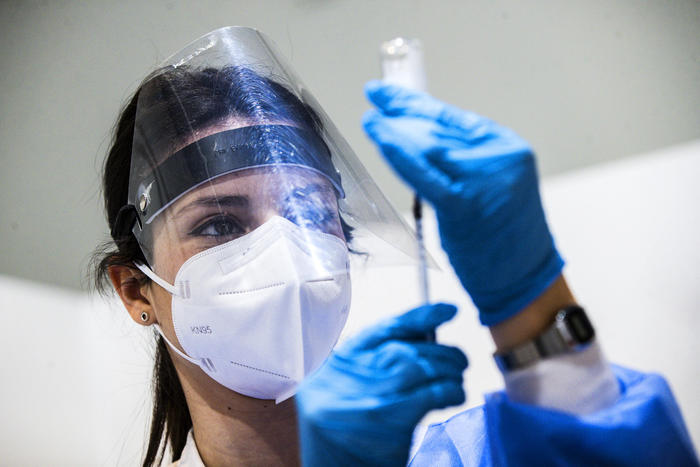 Vaccini, se non immunizzano la colpa è dei non vaccinati: farsa in cinque atti