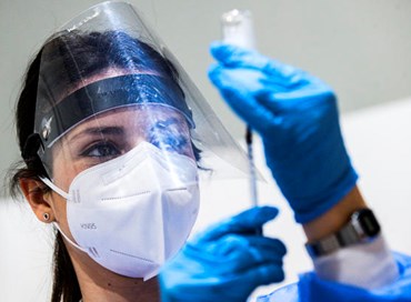 Vaccini, se non immunizzano la colpa è dei non vaccinati: farsa in cinque atti