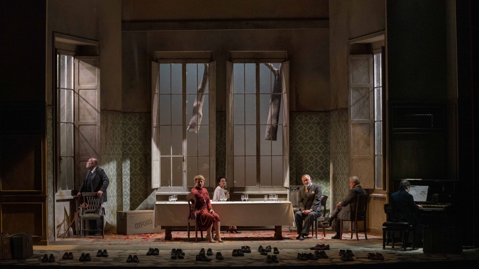 Piazza degli eroi: I fantasmi reificati