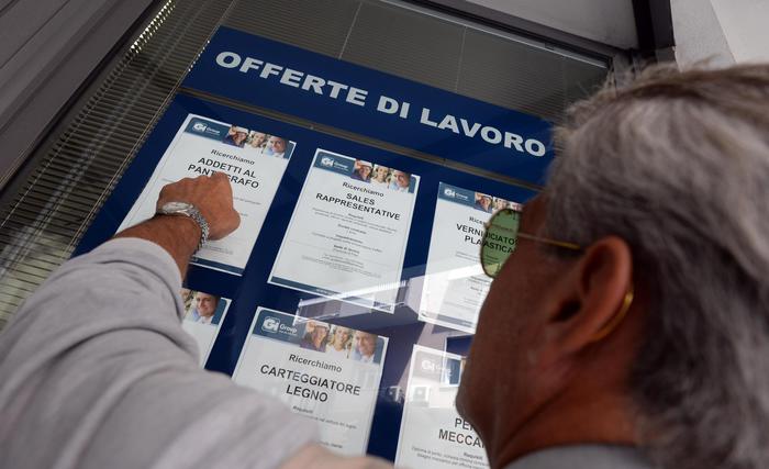 Istat: scende il tasso di disoccupazione