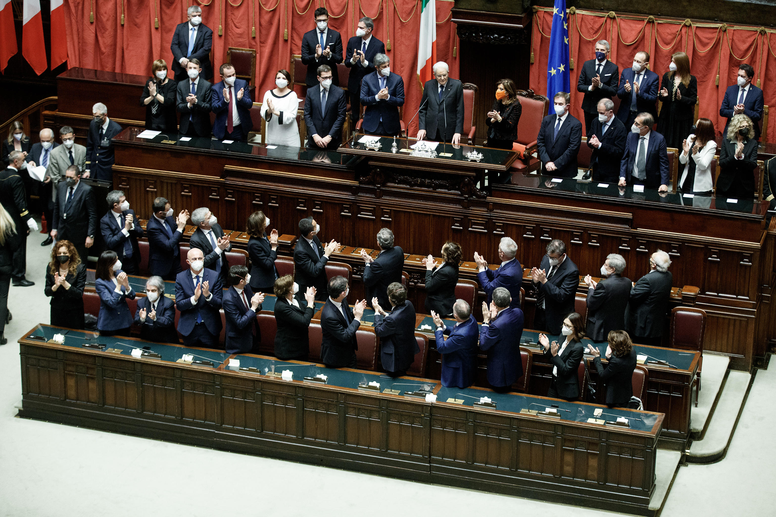 Quando in Parlamento si applaude alla propria sopravvivenza