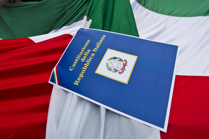 Costituzione tace, Costituzione acconsente