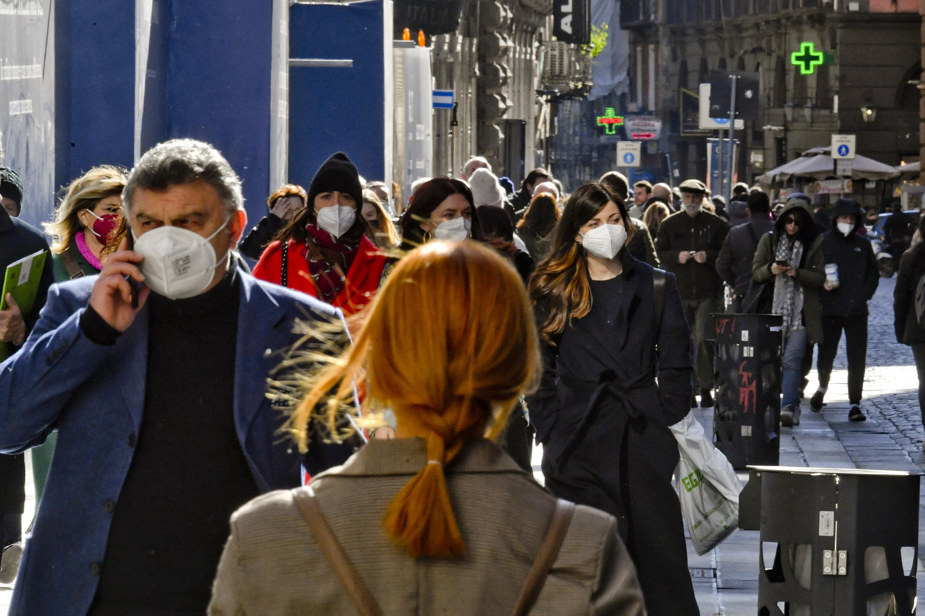 Via le mascherine all’aperto, sul Green Pass… si vedrà