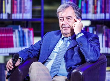 Virologi da tivù, libreria e Parlamento