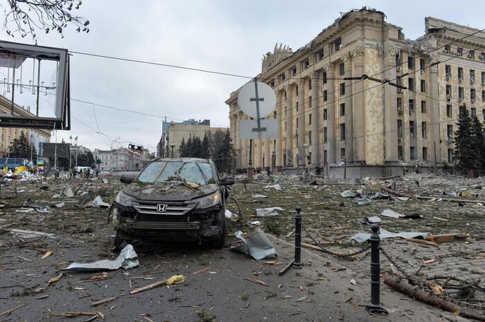 Ucraina: bombardamenti su Kharkiv, carri armati verso Kiev