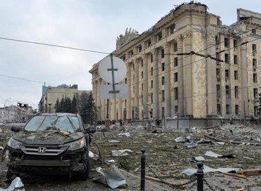 Ucraina: bombardamenti su Kharkiv, carri armati verso Kiev