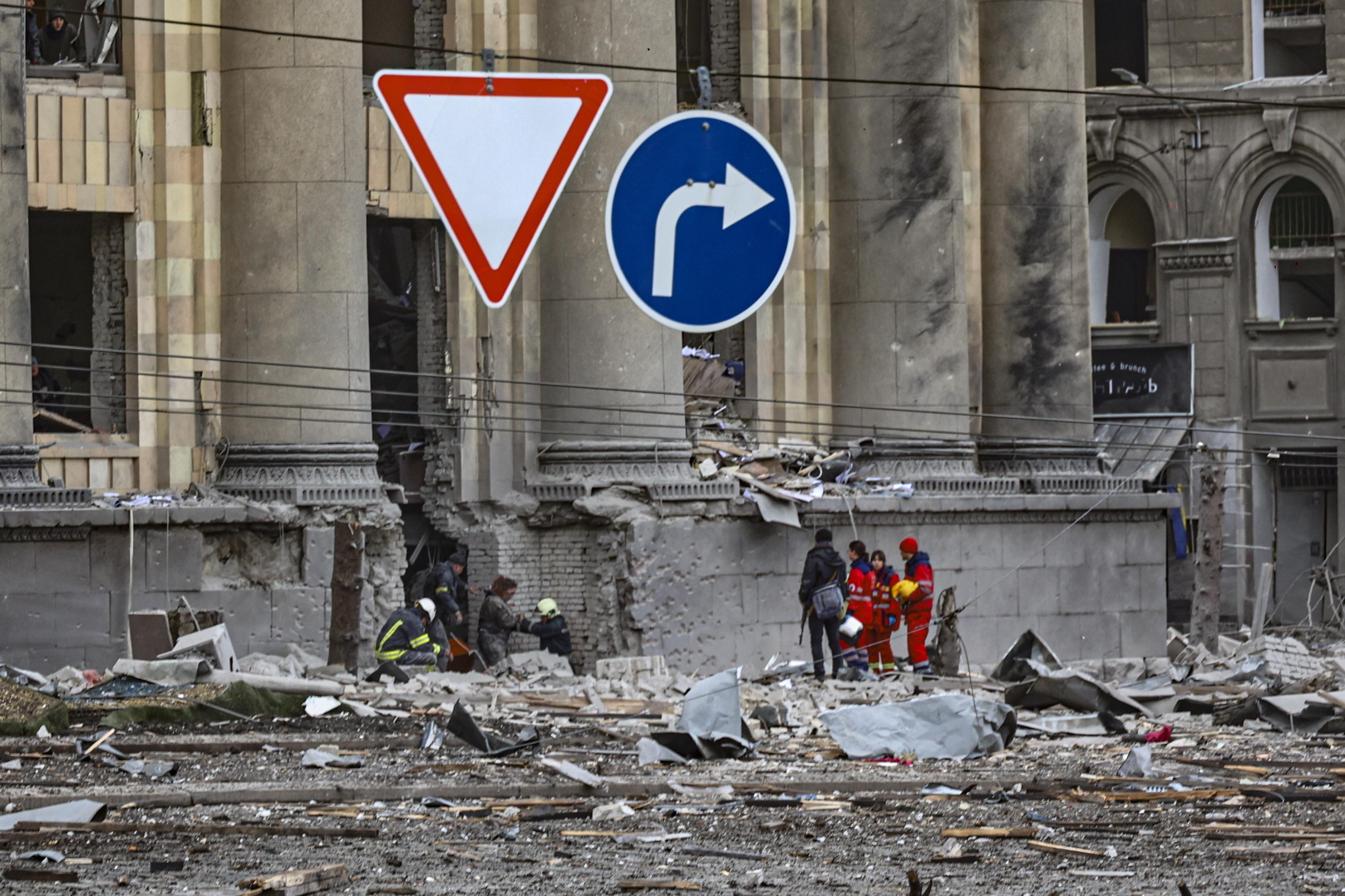Ucraina: città sotto assedio, attesa per i negoziati