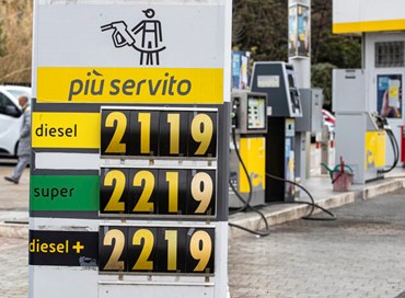 Prezzi alle stelle, il diesel costa più della benzina