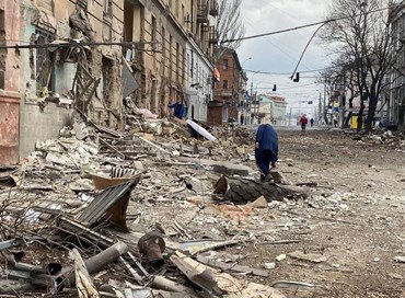 Ucraina, corridoi umanitari e bombardamenti