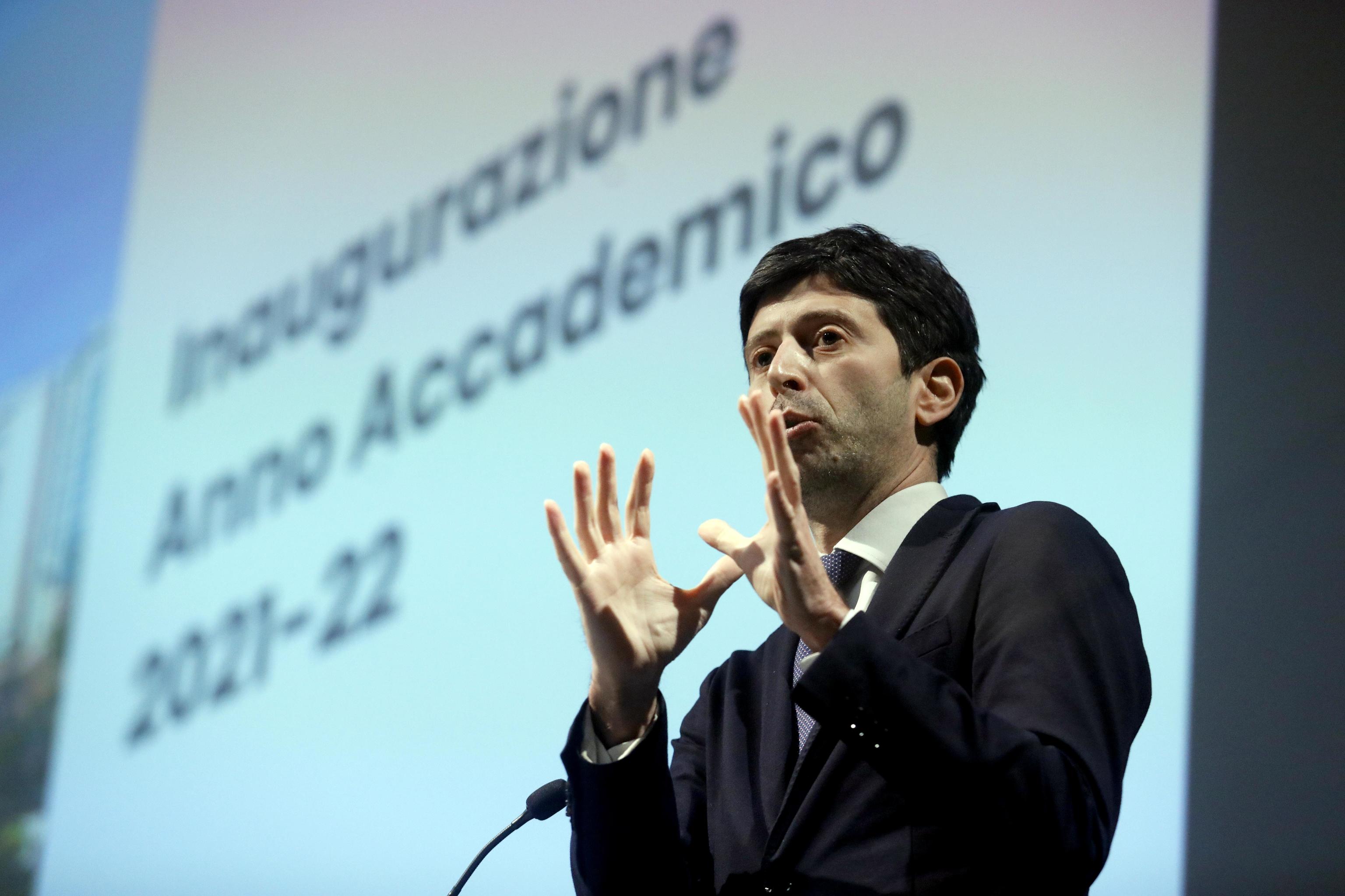 L’offensiva di Speranza: arrivano le multe agli over 50 no vax