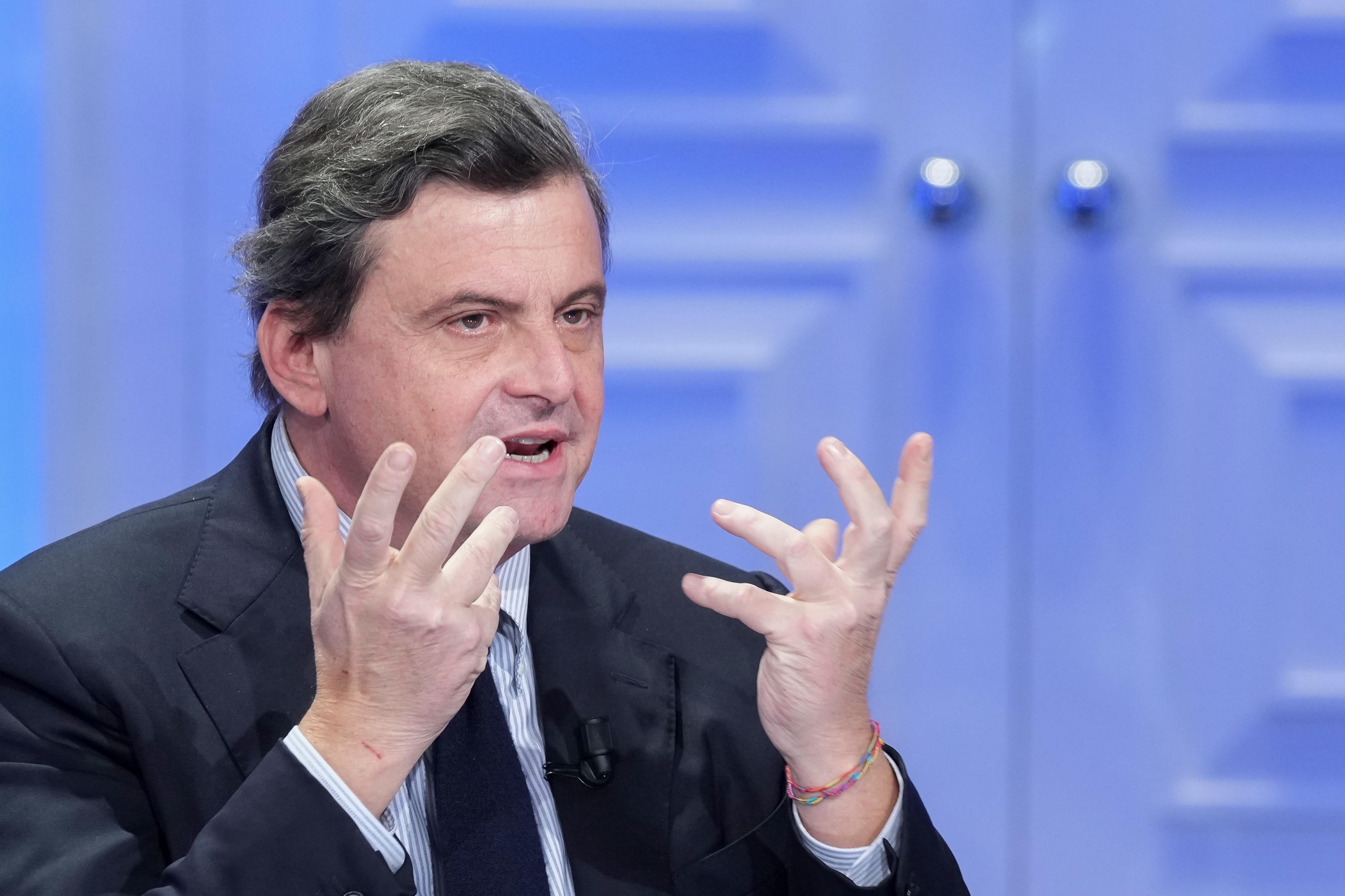 Caro carburanti, Calenda: “Le misure del governo sono deboli”
