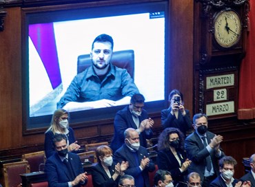 Zelensky al Parlamento italiano: “Mariupol distrutta”