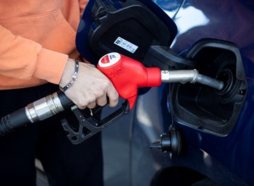 Carburante: via alla riduzione delle accise