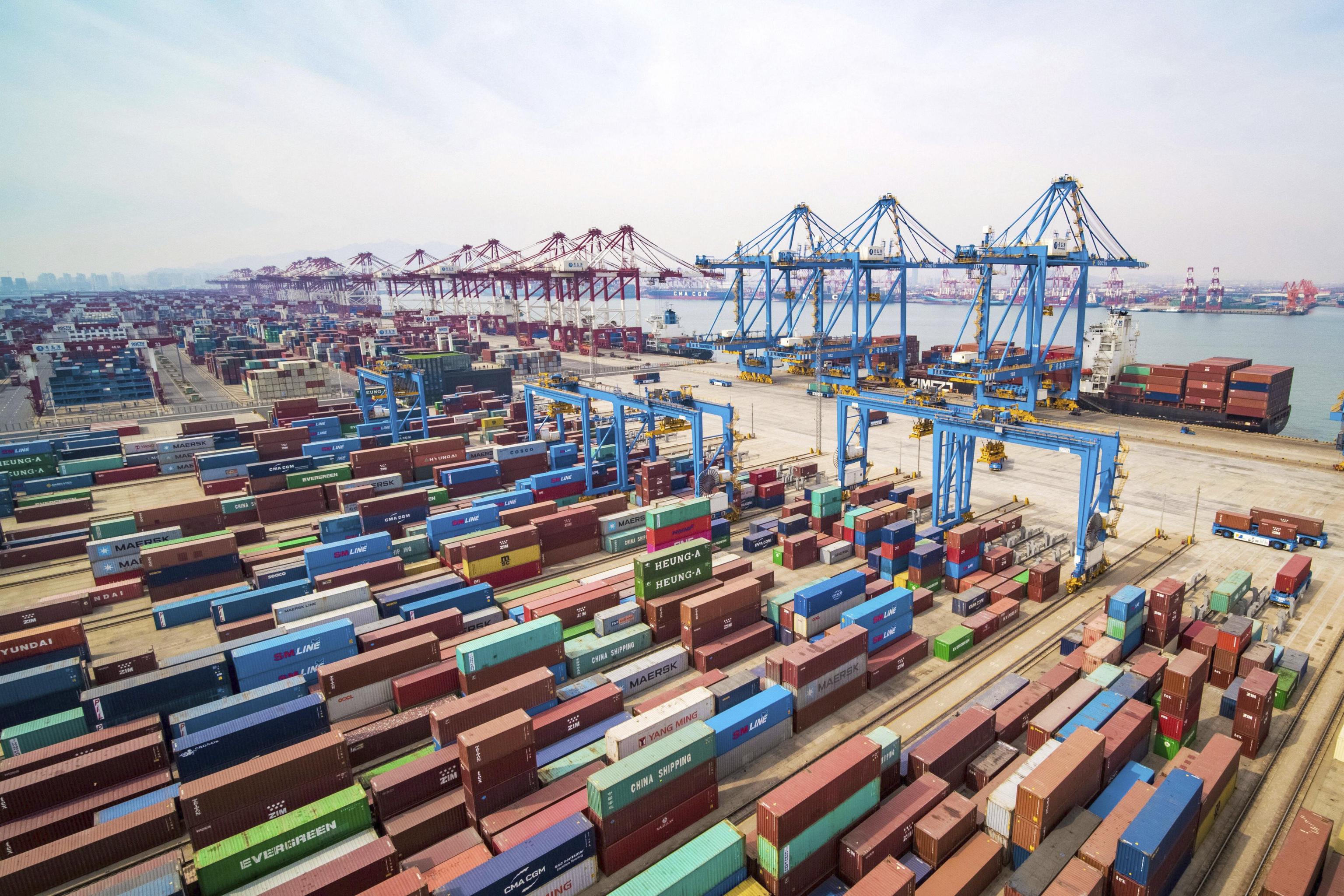 Il lockdown di Shanghai blocca container e tir