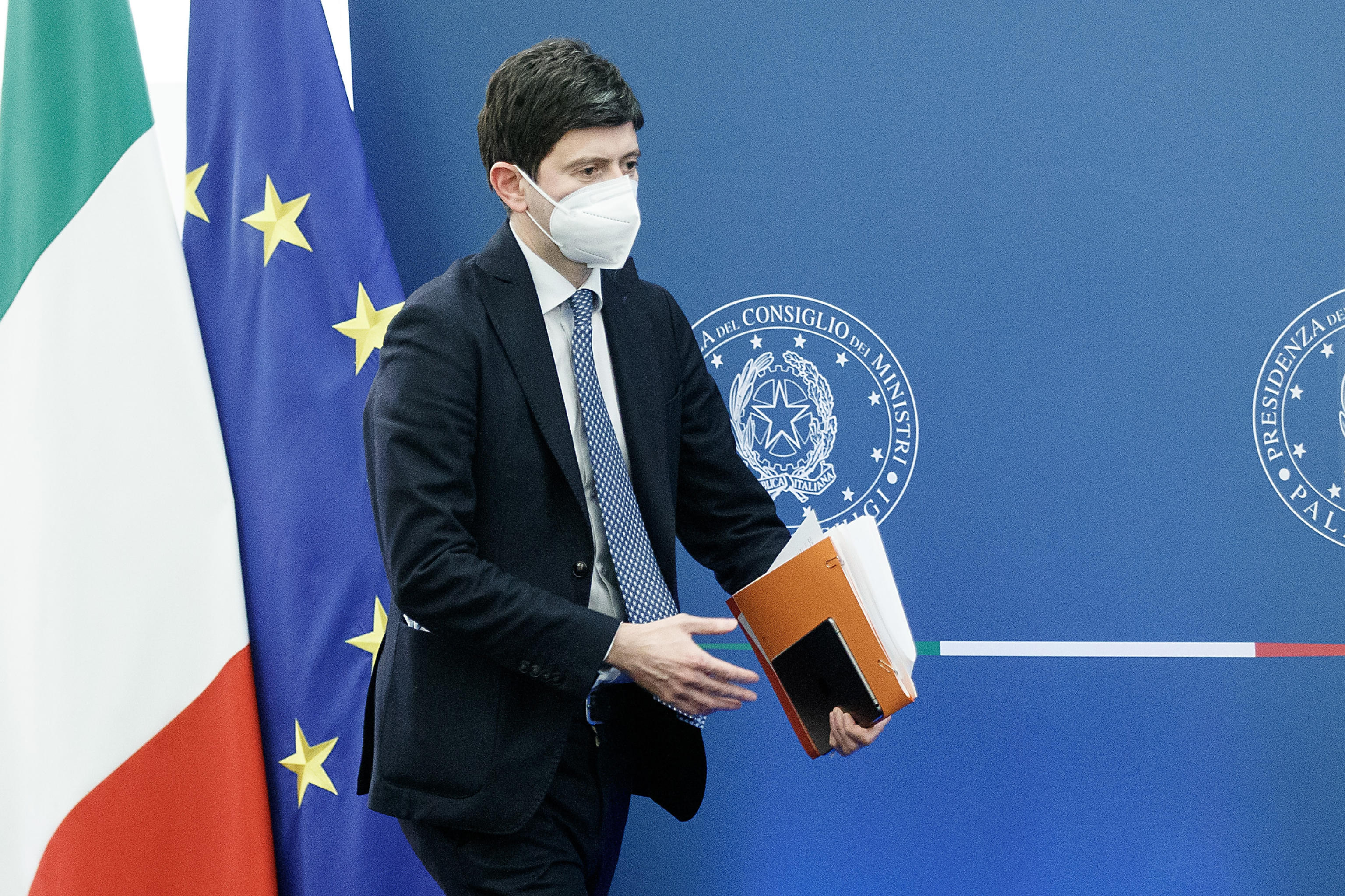 Speranza: “Ora le mascherine sono essenziali”