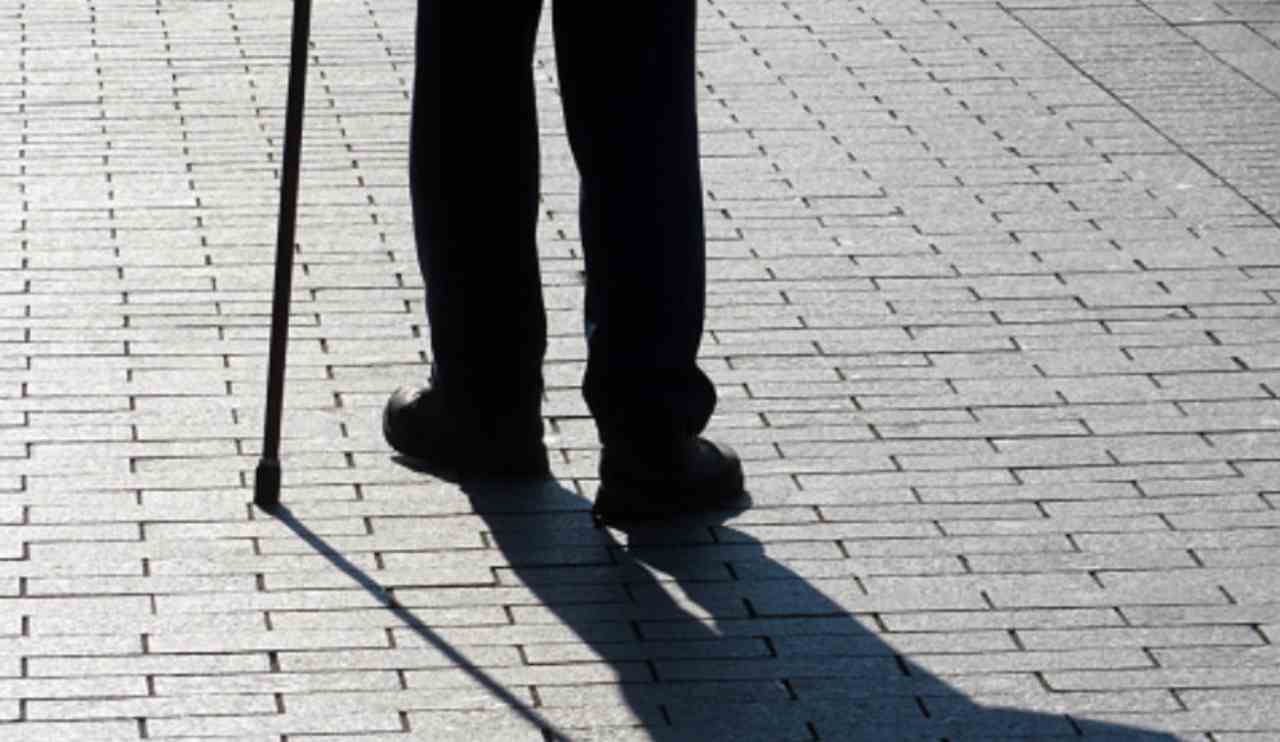 Guarda il sedere della ragazza: nei guai “cieco assoluto”