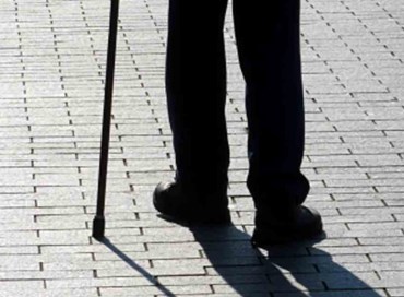 Guarda il sedere della ragazza: nei guai “cieco assoluto”