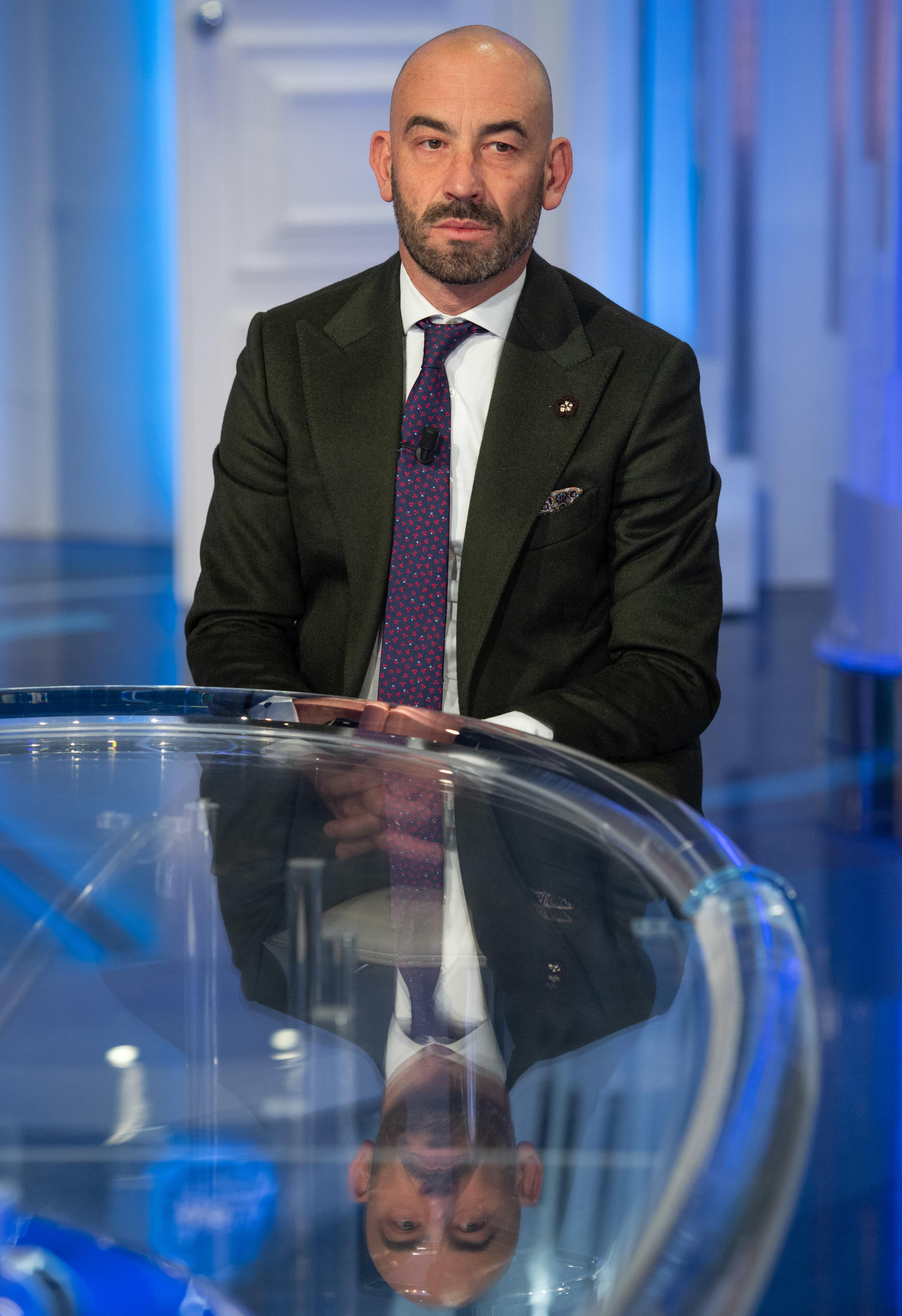 Mascherina al chiuso, “misura fuori dal tempo”