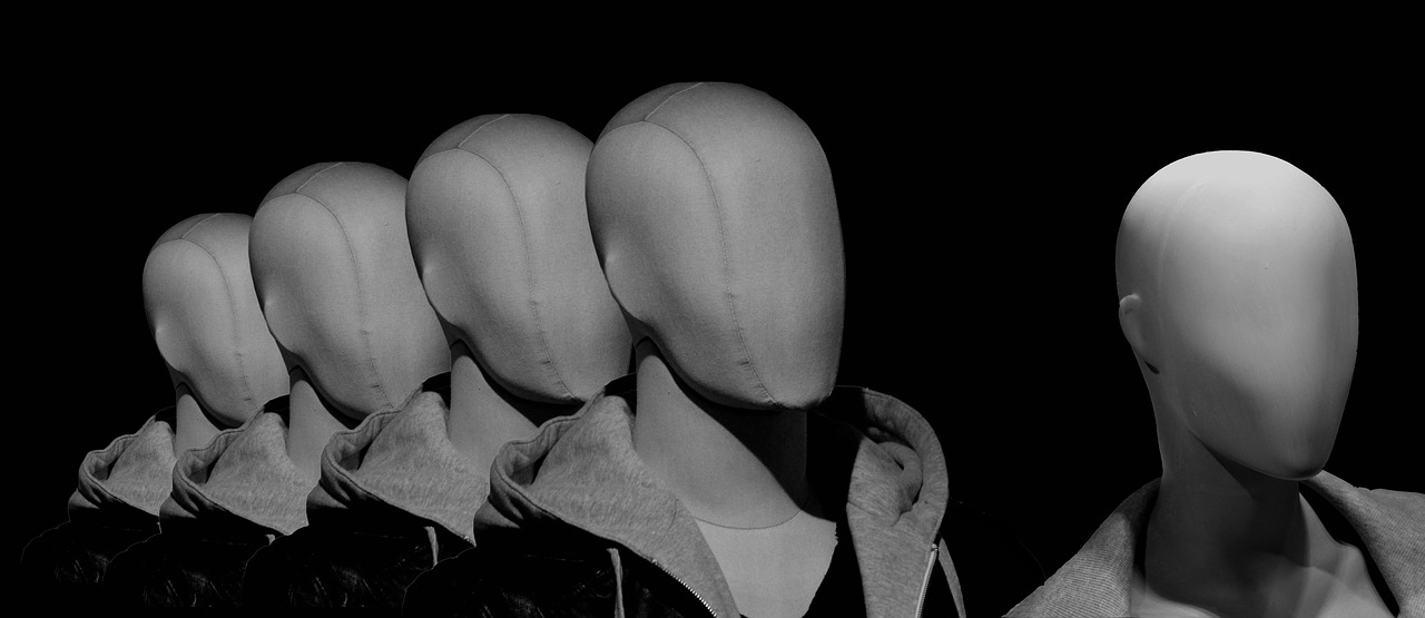 L’anziano nel cassonetto e la gioventù nel cesso