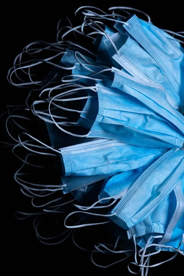 “Via le mascherine al chiuso”. Ma il governo bluffa ancora