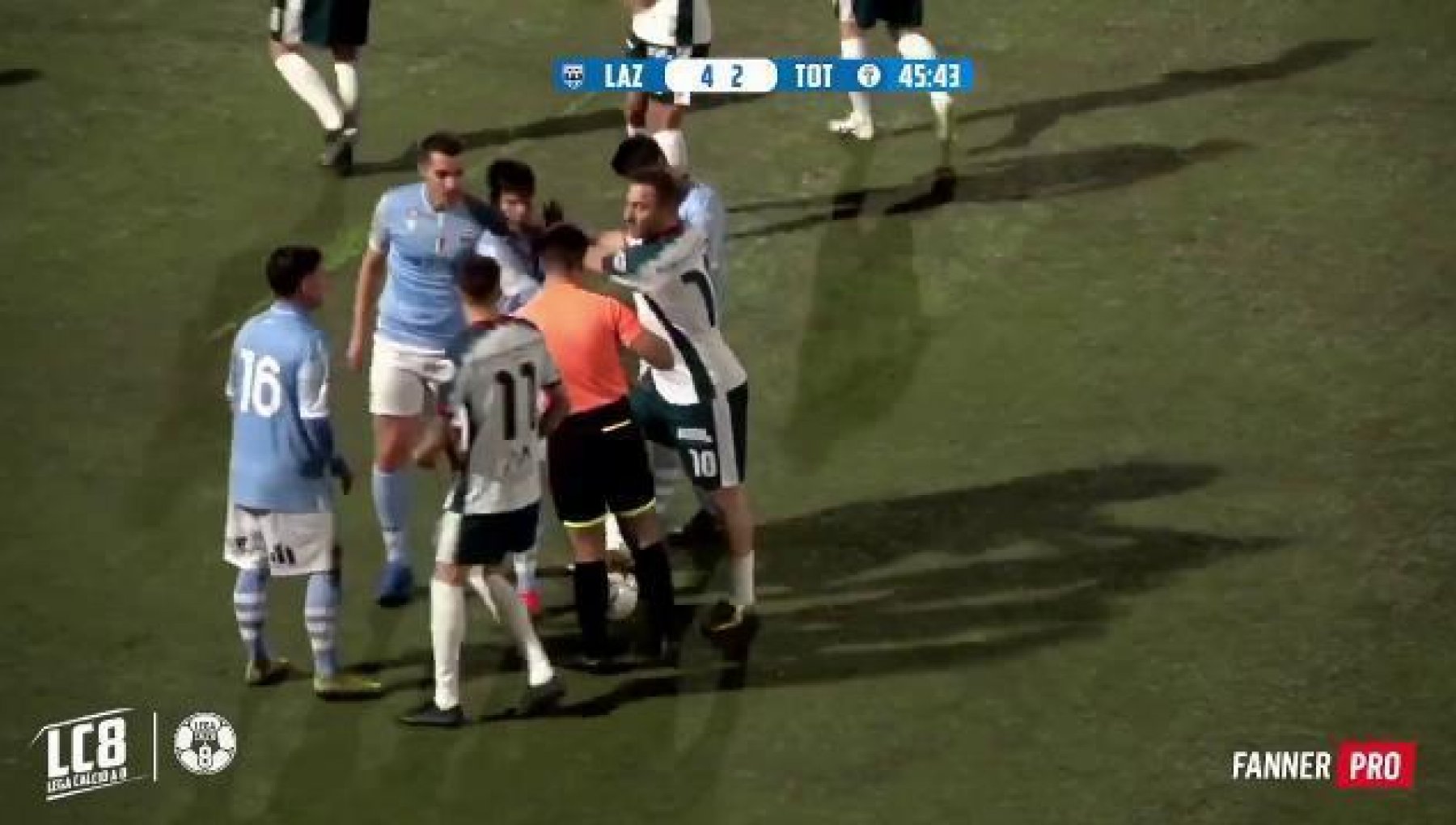 Totti fa il bullo a calciotto e i giornali si voltano dall’altra parte