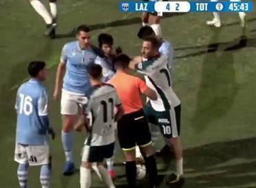 Totti fa il bullo a calciotto e i giornali si voltano dall’altra parte