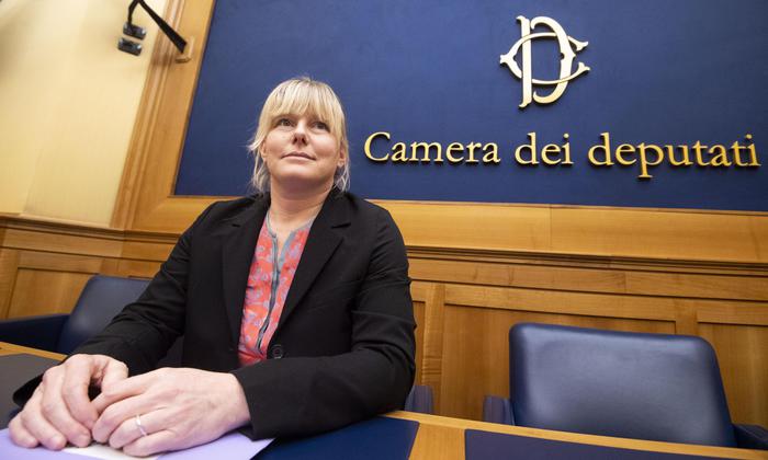 Sara Cunial: aglio e acqua santa