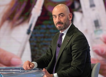 “Coscienze devastate”: Bassetti rimbrotta gli italiani in mascherina