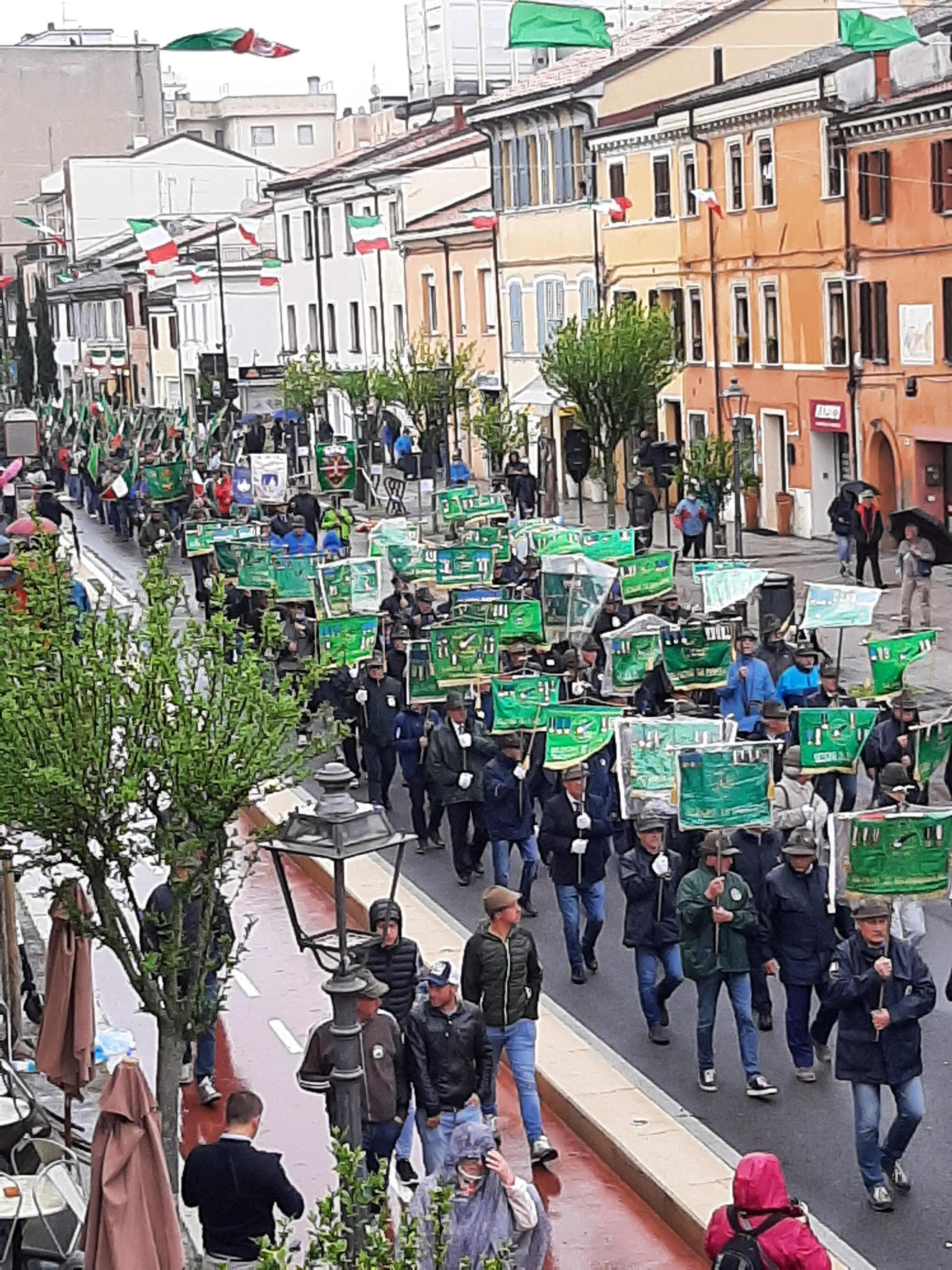 Le misandre del Pd all’assalto del Corpo degli Alpini