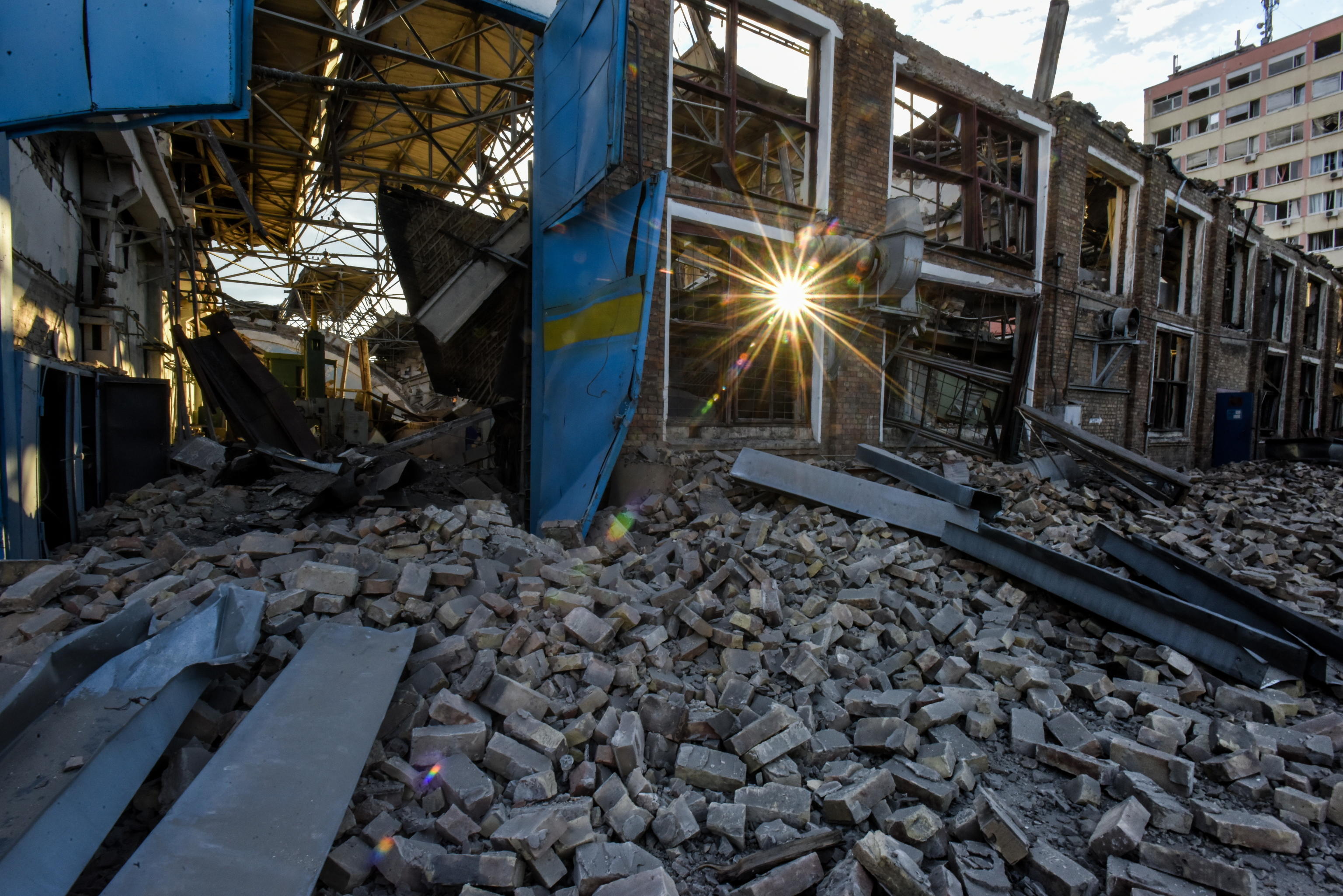 Kiev, guerra e pacchi alimentari (pochi) a Mariupol