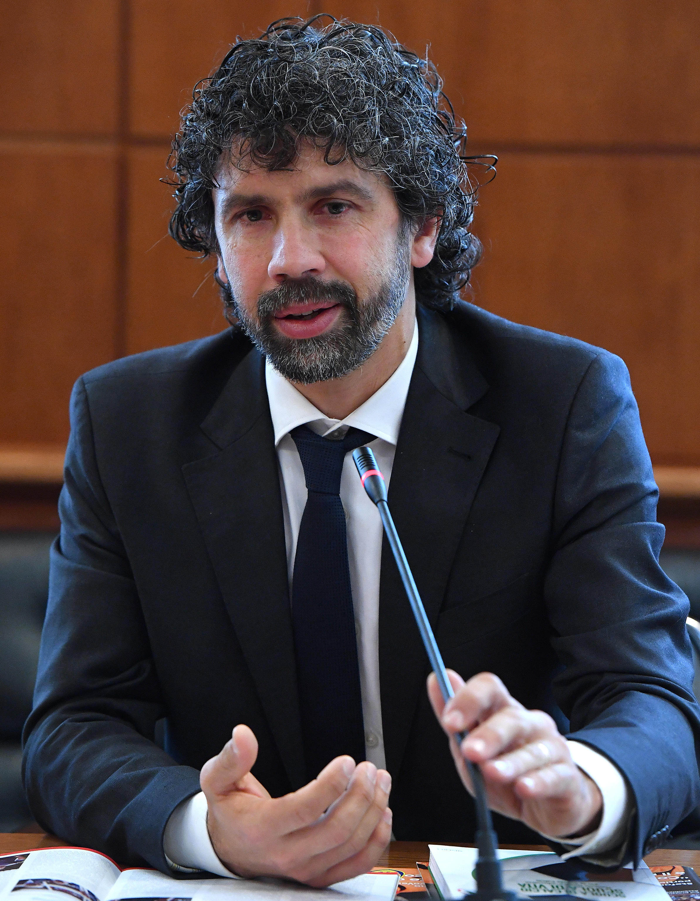 Elezioni: tira più un calciatore che la politica