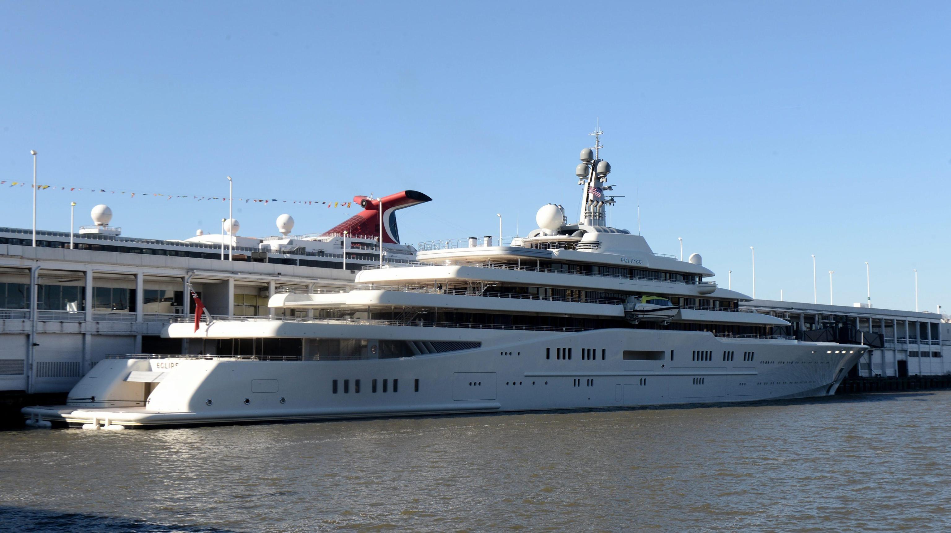 Il viaggio degli yacht di Abramovič per evitare le sanzioni