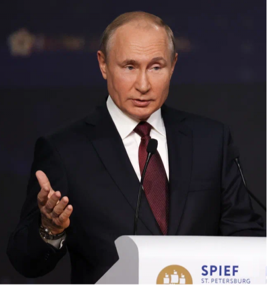 Forum di San Pietroburgo: la Russia mette in scena i suoi nuovi attori 