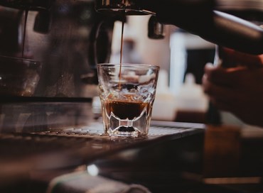 Chi cerca non trova: bar chiude, manca personale