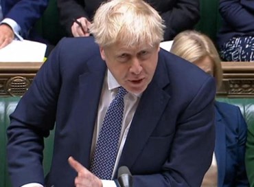 Il governo perde “pezzi”, ma Johnson continua