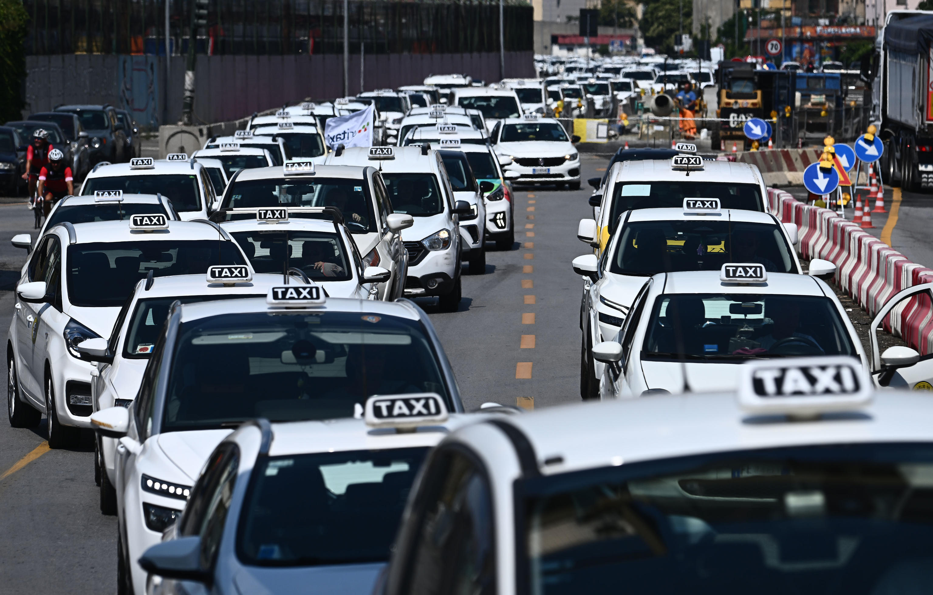 Sciopero taxi: vetture ferme, politica in ordine sparso