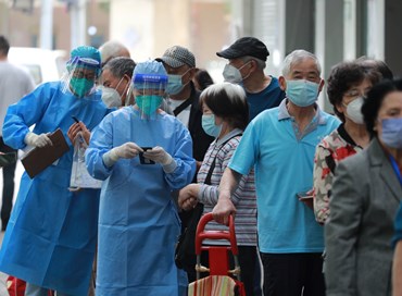 Paura e delirio a Shanghai, test Covid a tappeto