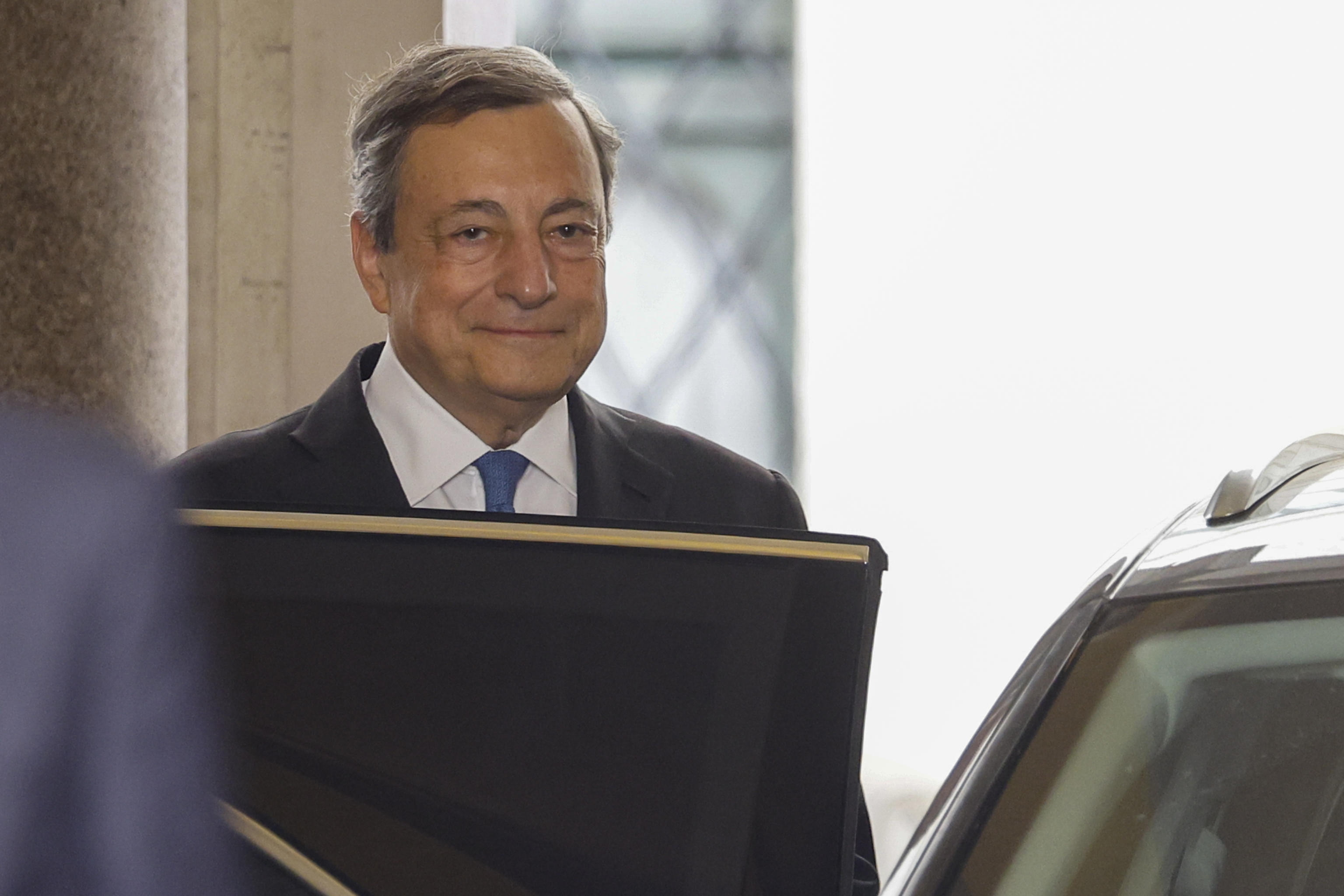 Fuga tattica di Draghi dalla “tempesta perfetta”