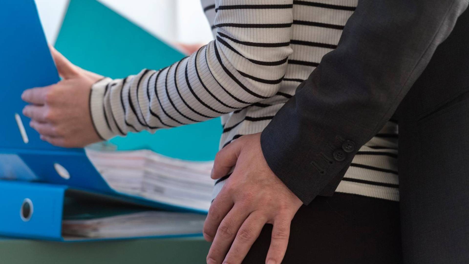 Molestie e discriminazioni: una donna su due le subisce al lavoro