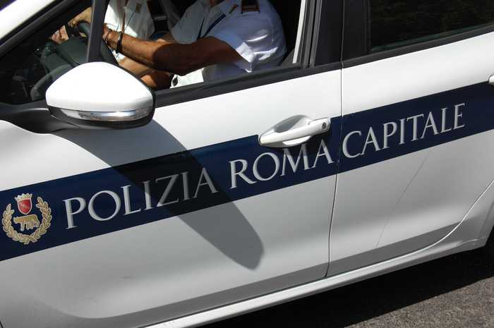 Campo rom: sassi contro auto dei vigili